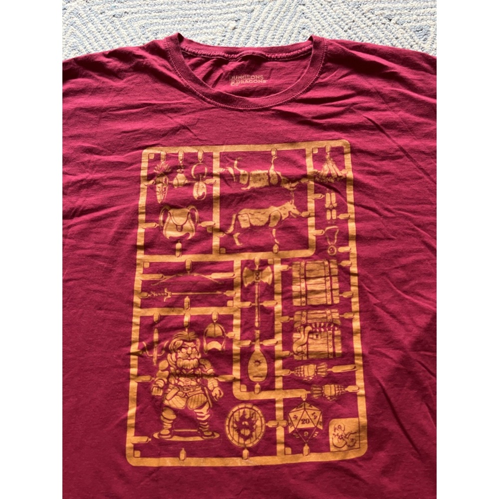 Dungeons and‎ Dragons T-Shirt - Maroon/Gold - XXL - Picture 2 of 4